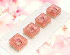 桜の上生菓子(羊羹と浮島)