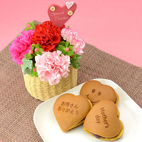 母の日カーネーション花と和菓子どら焼き
